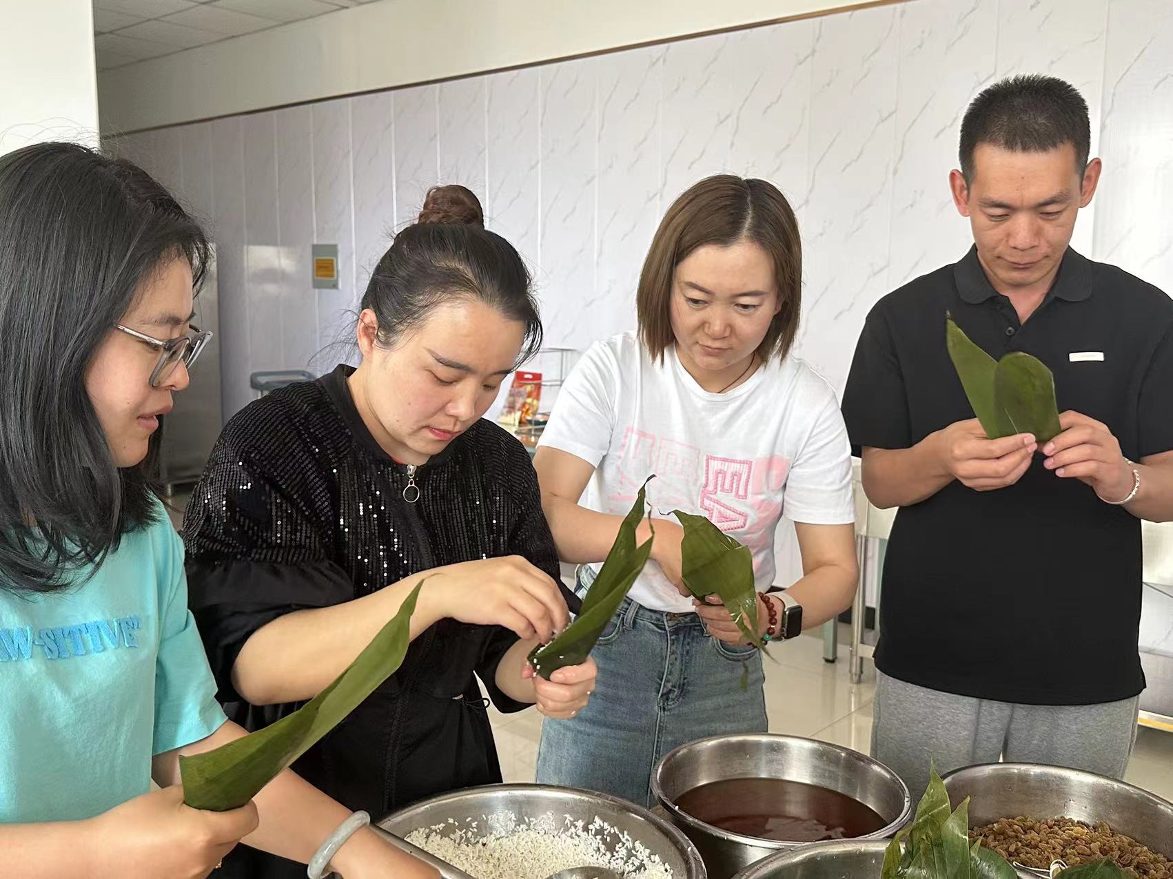 甘肅亞盛田園牧歌草業(yè)集團(tuán)公司開(kāi)展“迎端午、包粽子、揚(yáng)民族精神”新時(shí)代文明實(shí)踐活動(dòng)